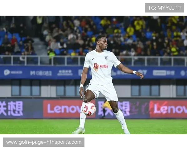 大连英博王禹中场策动快速反击：速度与智慧引领全场节奏